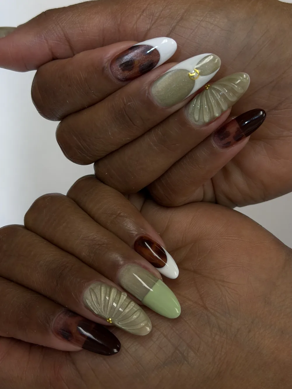 Deep burgundy and butter yellow set with sculpted shell texture